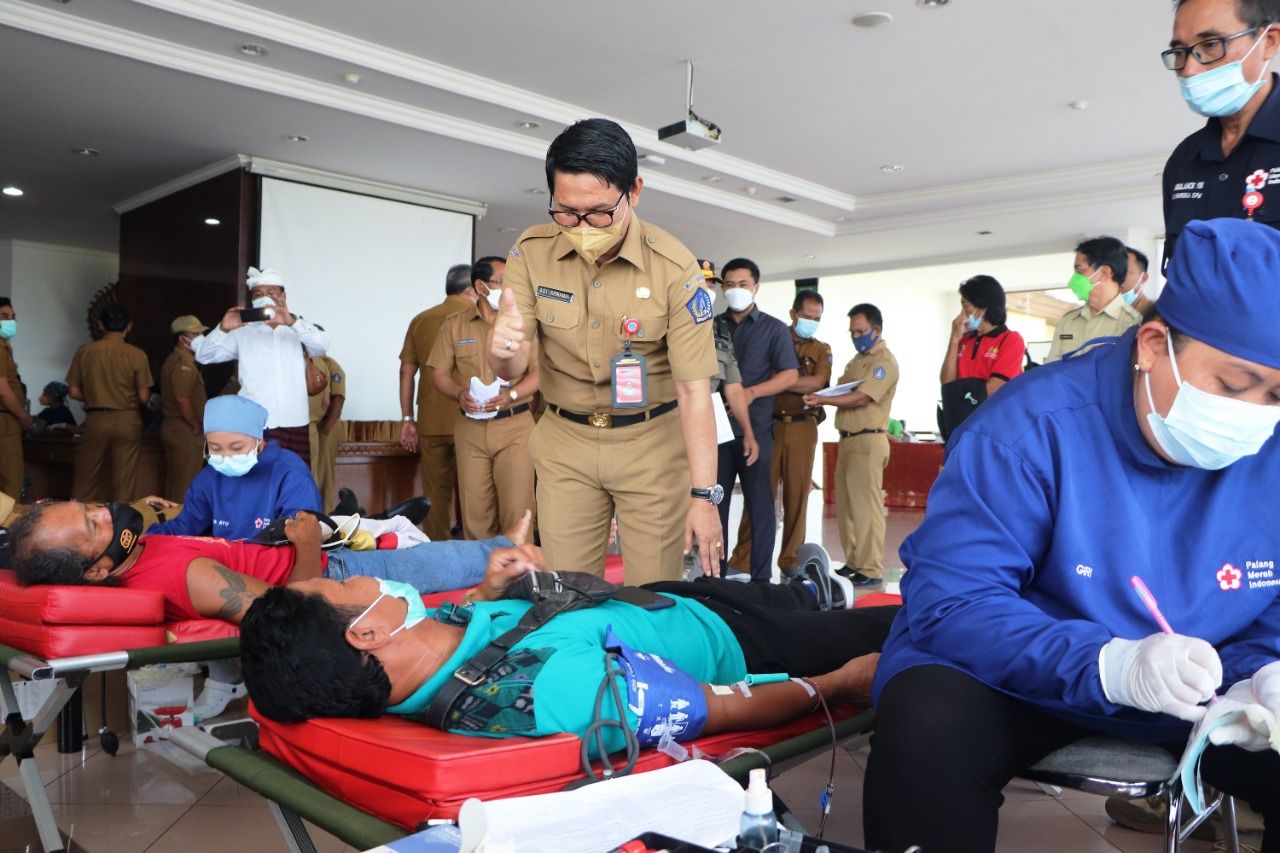 podiumnews.com-Sekda Adi Arnawa Pantau Donor Darah Hut Mangupura ke-12   